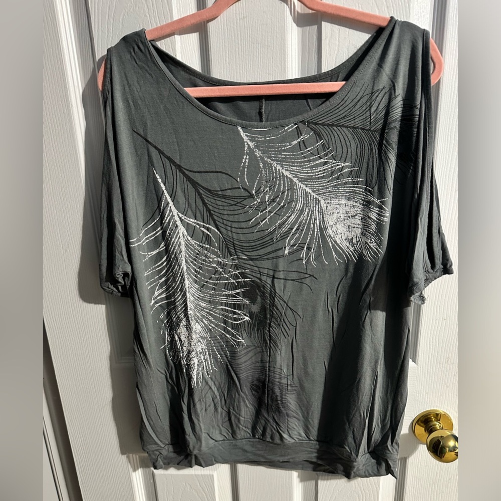 Venus cold shoulder feather 🪶 top. 🩷